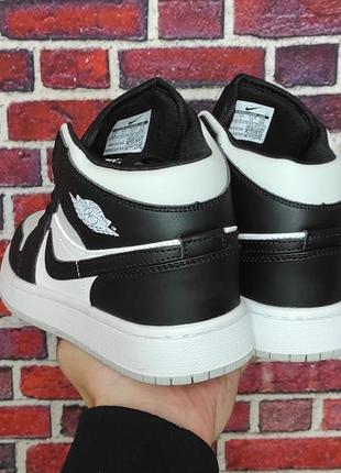 Кросівки nike air jordan retro 1 black/white7 фото