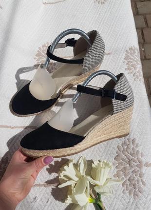 Текстильные босоножки плетеная танкетка
