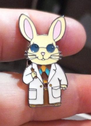 Брошь брошка значок пин заяц кролик в белом халате врач доктор профессор