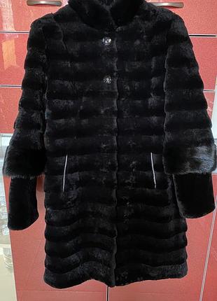 Шуба из мутона со вставками песца