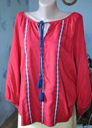 Красивая красная блуза с вышивкой motivi