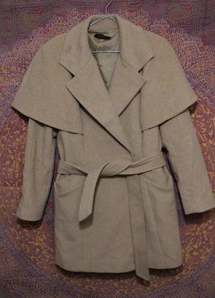 Шерстяное пальто с пелериной с поясом