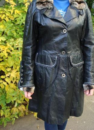 Итальянское  фирменное пальто из натуральной кожи с отделкой из натурального меха р.46
