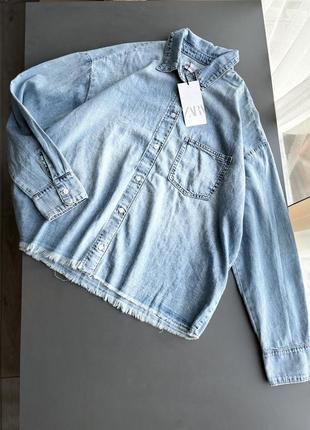 Женская джинсовая рубашка оверсайз с необроботаным низом3 фото