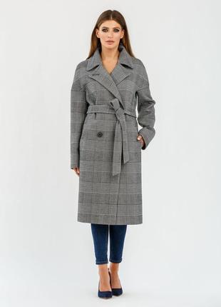 Стильное женское демисезонное пальто в клетку свободного кроя