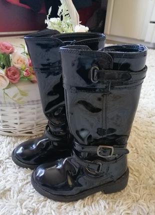 Стильні, високі, лакові чобітки дитячі.