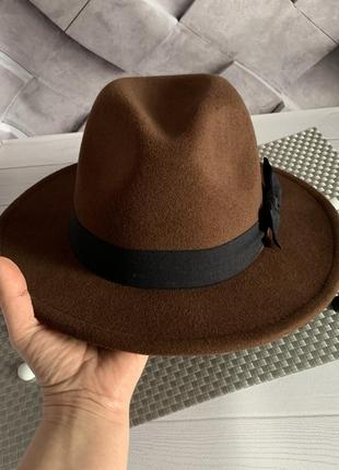 Шляпка федора унисекс с полями и лентой коричневая3 фото