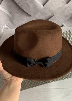 Шляпка федора унисекс с полями и лентой коричневая4 фото