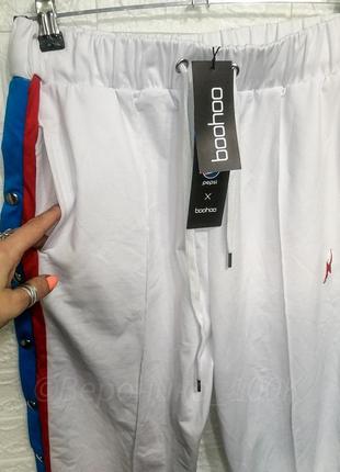 Белоснежные спортивные штаны boohoo p-p m, l4 фото