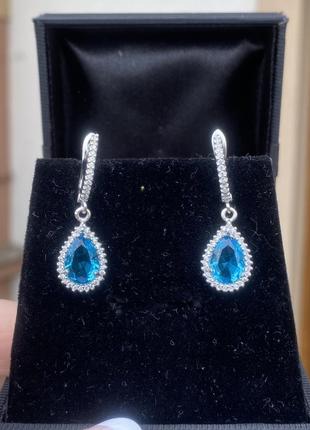 Новые красивые серебряные серьги с подвесками в виде капли с голубыми топазами3 фото