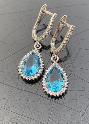 Нові красиві класичні срібні сережки з підвісками у вигляді каплі з блакитними топазами2 фото