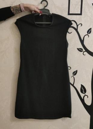 Класическое черное платье, короткое