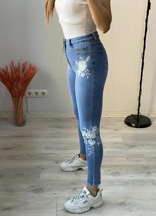Крутые джинсы с вышивкой denim co