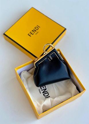 Шикарна маленька сумочка в стилі fendi