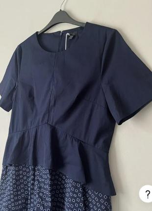 Темно-синее кэжуал платье cos с геометрическим узором6 фото