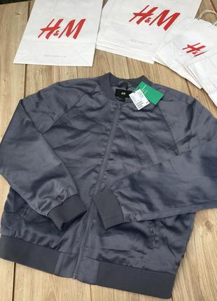 Стильный актуальный бомбер куртка h&m тренд ветровка шелковая атлас косуха