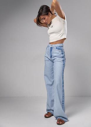 Женские джинсы с лампасами и накладными карманами7 фото