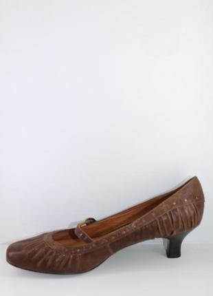 Туфлі жіночі шкіряні коричневі на маленькому підборі розмір 41...3 фото