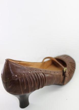 Туфлі жіночі шкіряні коричневі на маленькому підборі розмір 41...6 фото