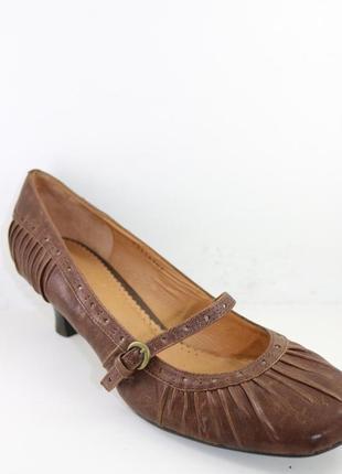 Туфлі жіночі шкіряні коричневі на маленькому підборі розмір 41...7 фото