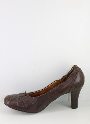 Туфлі жіночі класичні шкіряні на підборах 7.5 см колір коричне...3 фото