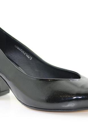 Туфлі жіночі класичні, чорні, шкіряні (нап лак) на підборах il...2 фото