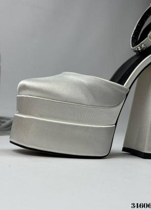 Туфли на высоком каблуке с квадратным носиком.9 фото