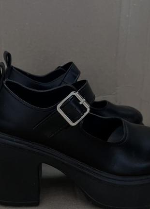 Черные туфли на каблуке школьные7 фото