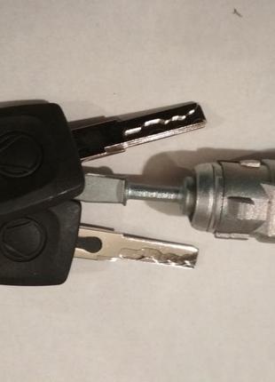 Skoda octavia i 1996 - 1u0837168c передня права вставка замка ...