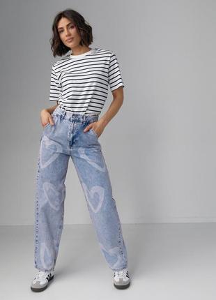 Женские джинсы с принтом в форме сердца3 фото