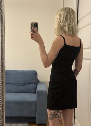Платье мини черная с разрезом обтягивающее2 фото