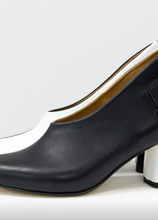 Дизайнерские монохромные туфли перчатки с ремешком, на невысоком обтяжном каблуке5 фото
