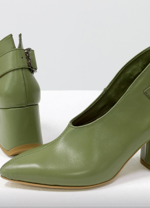 Дизайнерские туфли перчатки с ремешком, на невысоком обтяжном каблуке4 фото