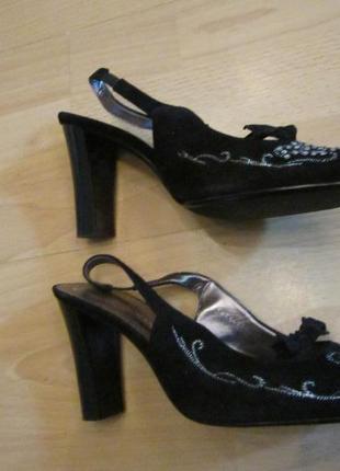 Замшеві босоніжки з вишивкою, розмір 36