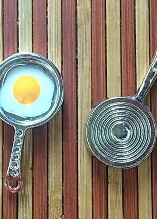 Металева підвіска з емаллю яєчня в сковороді1 фото