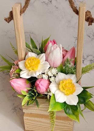 Композиция цветов из мыла - тюльпаны и нарциссы в деревянном кашпо3 фото