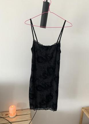 Мини-платье из черной сит м h&amp;m с текстурными драконами1 фото