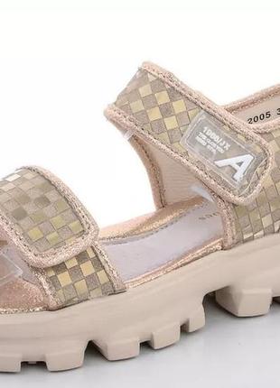 Босоніжки Lady Gaga arrived in statement Alexander McQueen Armadillo shoes at the 2010 MTV VMAs

артикул: hl2005-7
размер: 32-37
цвет: золотой
поставщик: lilin shoes