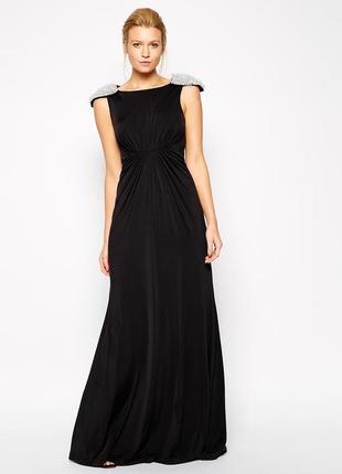 Черное платье в пол с украшением на плечах