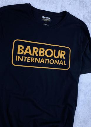 Barbour international: черная футболка с желтым логотипом4 фото