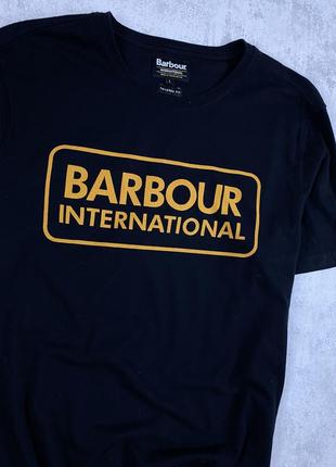Barbour international: черная футболка с желтым логотипом8 фото