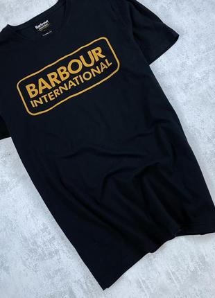 Barbour international: черная футболка с желтым логотипом9 фото