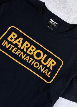 Barbour international: черная футболка с желтым логотипом2 фото