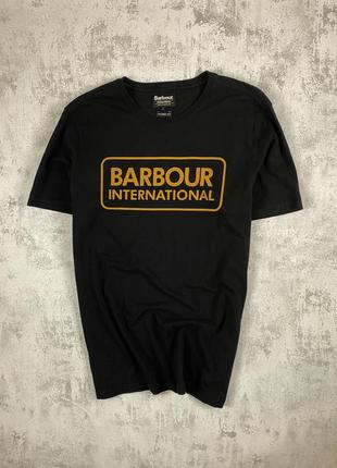 Barbour international: чорна футболка з жовтим логотипом