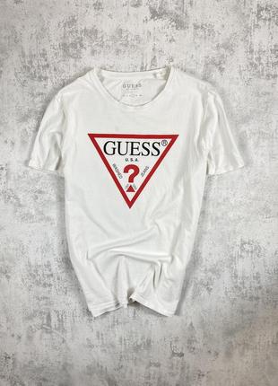 Guess: белая футболка с красным логотипом