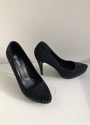 Нові чорні туфлі зі срібними заклепками2 фото