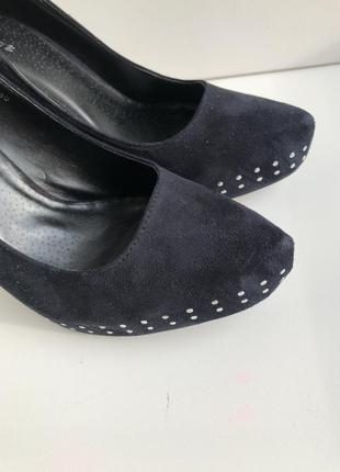 Нові чорні туфлі зі срібними заклепками4 фото