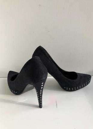Нові чорні туфлі зі срібними заклепками3 фото
