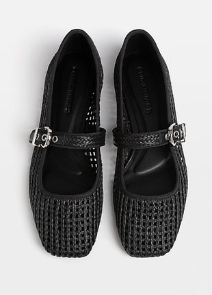 Актуальні плетені балетки з пряжкою