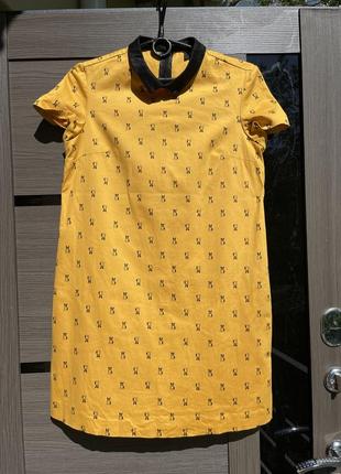 Желтое короткое платье с принтом бульдога1 фото